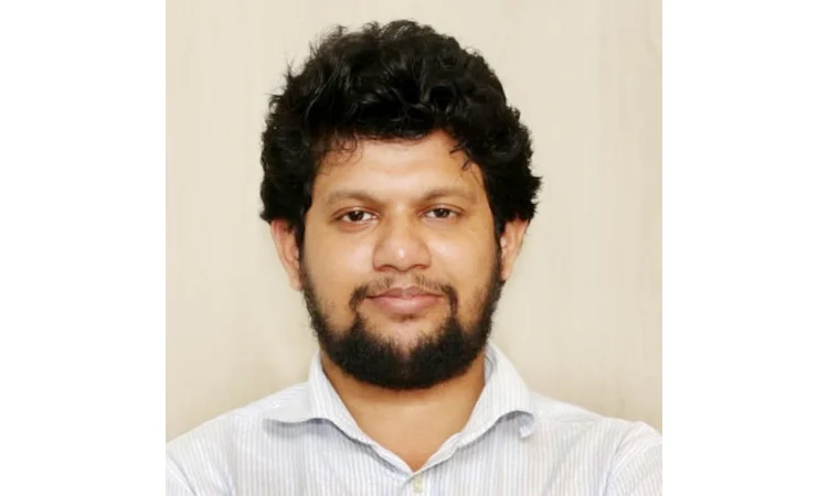 তথ্য ও সম্প্রচার উপদেষ্টা তার বাসভবনে আমন্ত্রণ জানিয়েছেন হোসেনকে