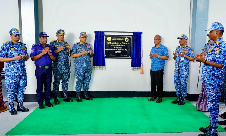 কোস্ট গার্ড বেইস মোংলায় নবনির্মিত বোট ওয়ার্কশপ ও স্লিপওয়ের উদ্বোধন করলেন স্বরাষ্ট্র উপদেষ্টা