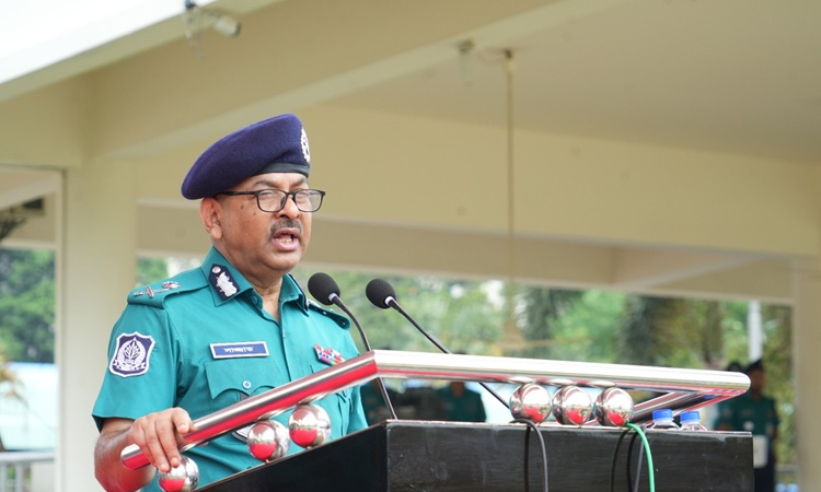 জনগণকে কাঙ্ক্ষিত সেবা দেওয়ার মাধ্যমে মন জয় করতে হবে: ডিএমপি কমিশনার