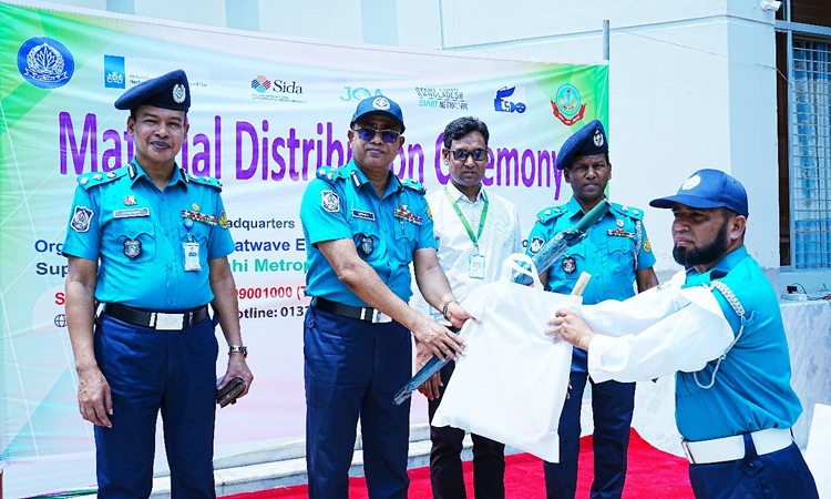 আরএমপি ট্রাফিক পুলিশ সদস্যদের মাঝে শীতলীকরণ উপকরণ বিতরণ