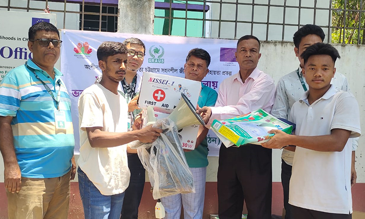 বান্দরবানে সরঞ্জাম পেলেন লামার ভলেন্টিয়ার দলের সদস্যরা