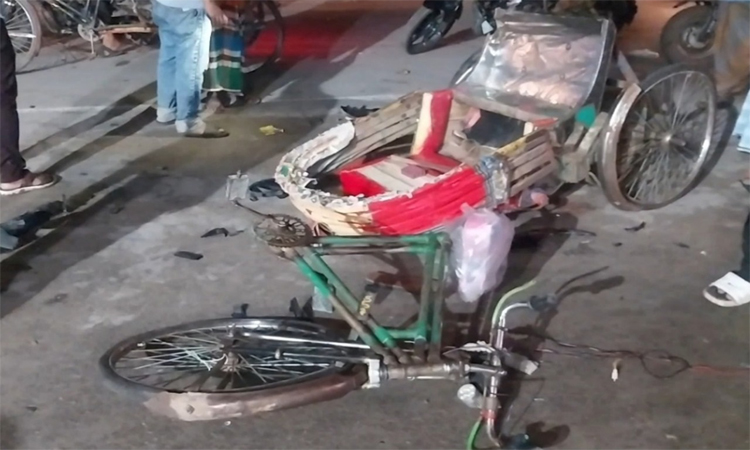 চাঁদপুরে মোটরসাইকেল-অটোরিকশা সংঘর্ষে নিহত ২, আহত ৩