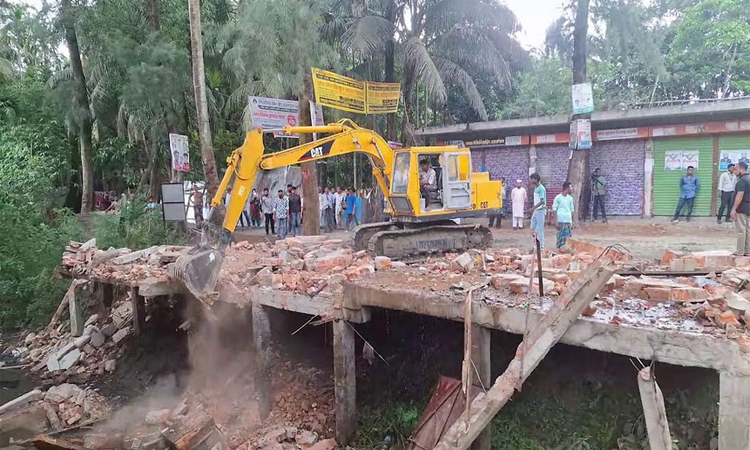 লক্ষ্মীপুরে বিভিন্ন খালের দু-পাড়ে অবৈধ স্থাপনা উচ্ছেদ কার্যক্রম শুরু