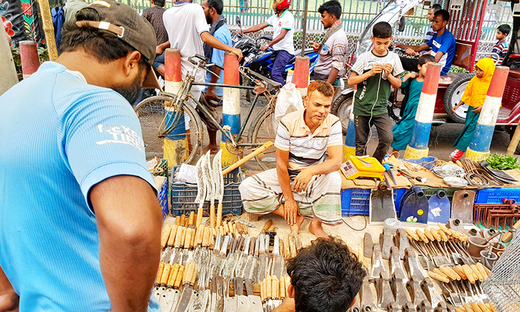 কোরবানির ঈদ ঘিরে লালমনিরহাটে ব্যস্ত সময় পার করছেন কামারশিল্পীরা