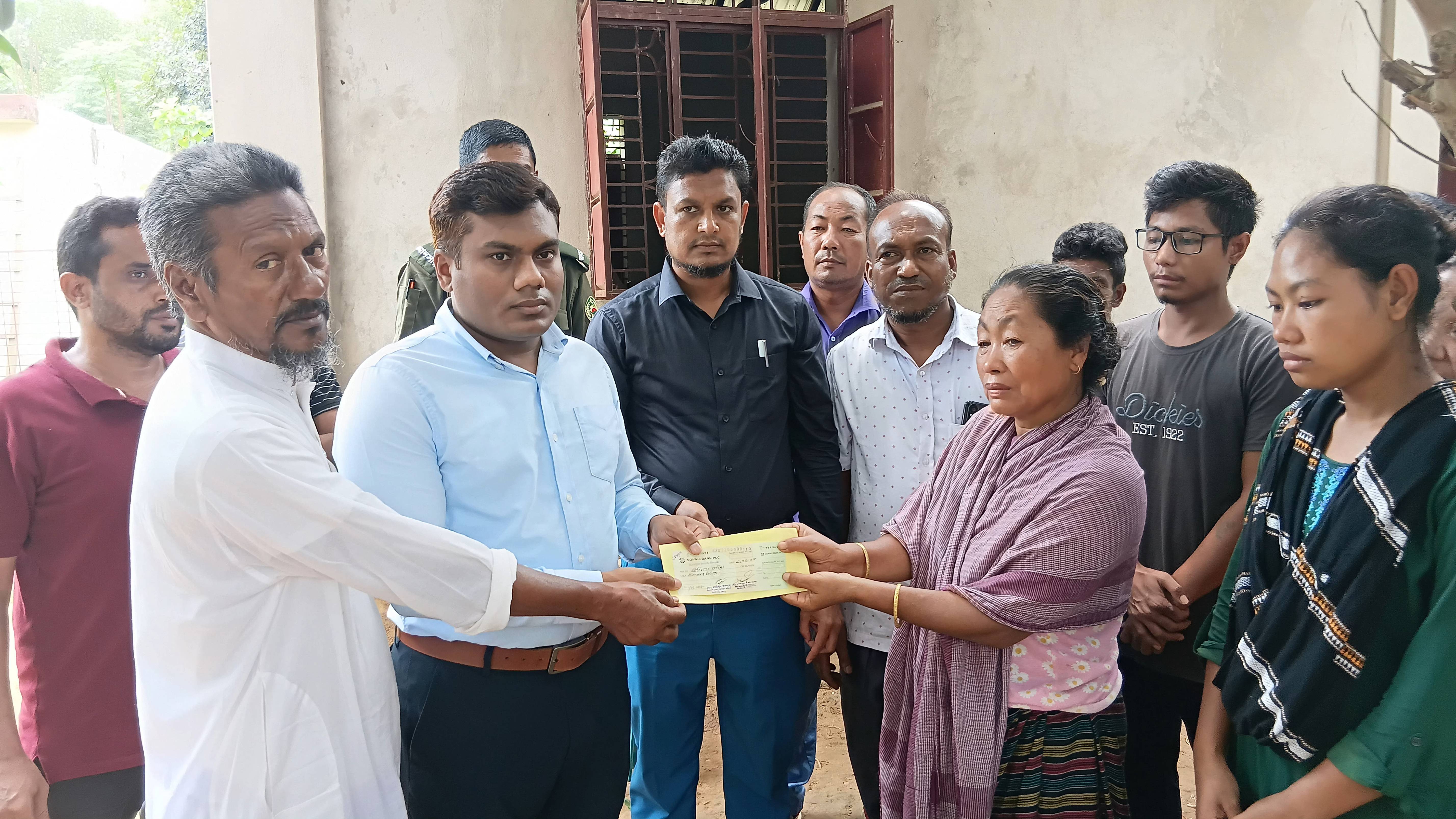 বন্য হাতির আক্রমণ : শেরপুরে নিহত দুই পরিবার পেল আর্থিক সহায়তা