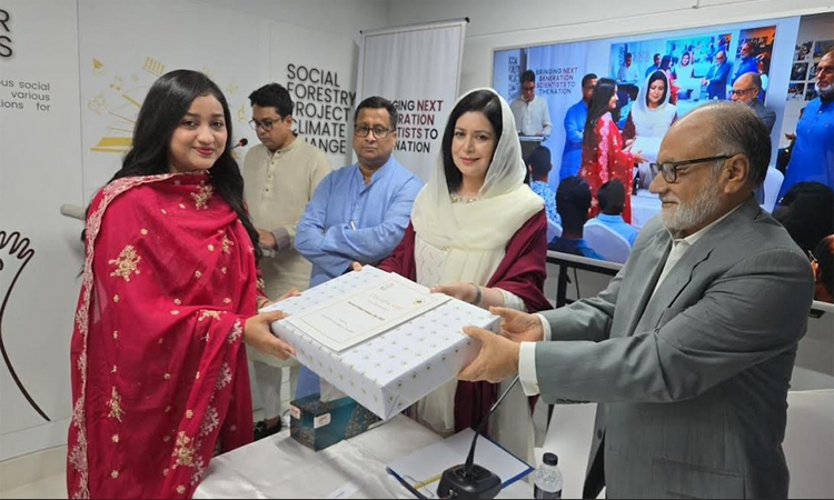 ক্ষুদে বিজ্ঞানীদের উৎসাহ দিলেন ডা. জুবাইদা রহমান