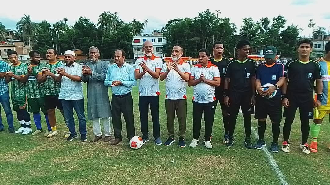 পিরোজপুরে শুরু হয়েছে আরাফাত রহমান কোকো স্মৃতি ফুটবল টুর্নামেন্ট
