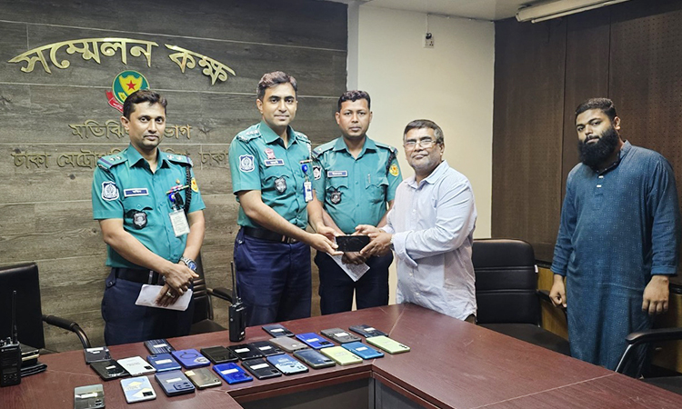 ৩৯টি ফোনসেট মালিকদের কাছে হস্তান্তর করেছে পুলিশ
