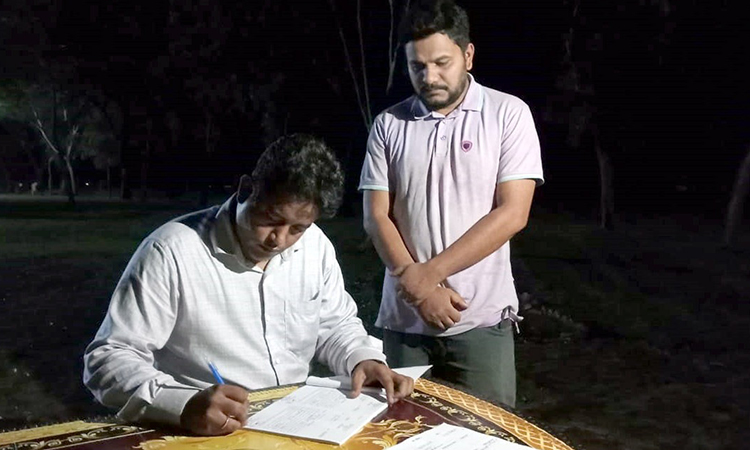 নিষেধাজ্ঞা উপেক্ষা করে মাছ শিকার : কুয়াকাটায় পাঁচটি ট্রলারসহ ২৭ জেলে আটক