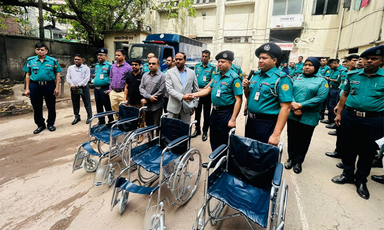 হাজতখানায় হুইল চেয়ার দিলেন সিএমএম মোস্তাফিজুর রহমান