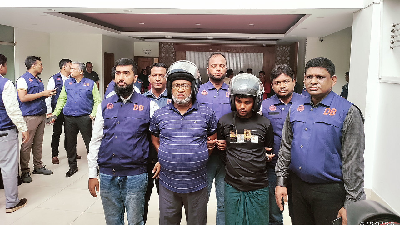 ৪টি আগ্নেয়াস্ত্র ও সহযোগীসহ চট্টগ্রামে আওয়ামী লীগ নেতা গ্রেপ্তার 