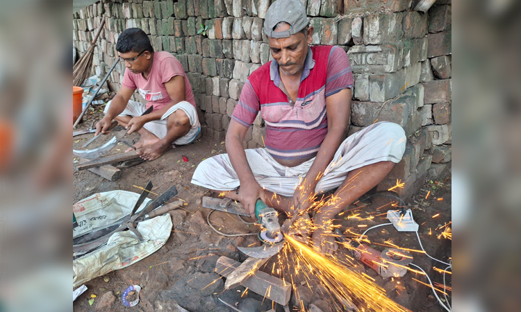 ঈদুল আযহা উপলক্ষে ছুরি-চাকু তৈরিতে ব্যস্ত রাজশাহীর কামাররা