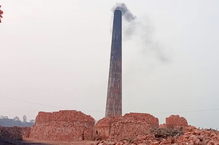 দূষণ রোধে অভিযানকালে ইটভাটা বন্ধ, পলিথিন জব্দ, জরিমানা আদায় 