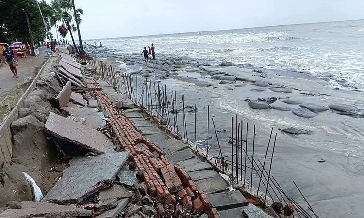 কুয়াকাটায় জলোচ্ছ্বাসে ভেসে গেছে ৪ কোটি টাকা ব্যয়ে নির্মিত সড়ক