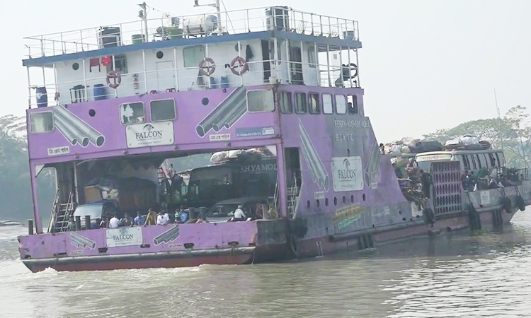 ২৪ ঘণ্টা পর লক্ষ্মীপুর-ভোলা নৌরুটে ফেরি চলাচল শুরু