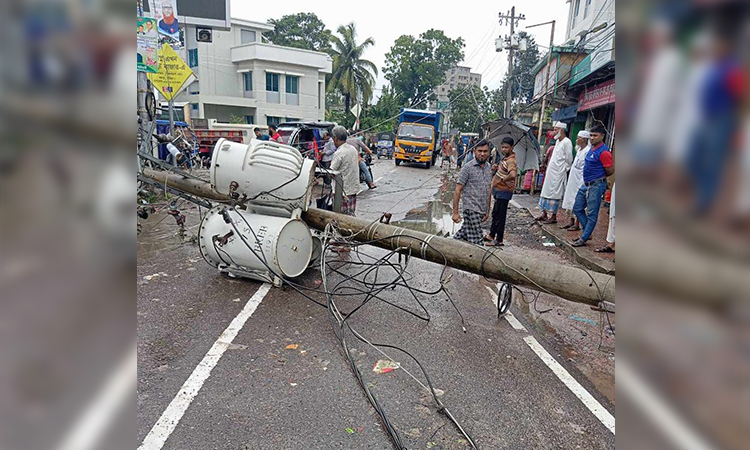 ঝড়ো বাতাসে পল্লী বিদ্যুতের খুঁটি ভেঙে বিদ্যুৎ বিচ্ছিন্ন কুমিল্লা 