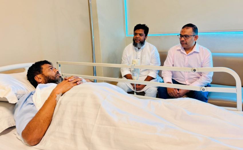 রফিকুল আলম মজনুকে দেখতে হাসপাতালে ব্যারিস্টার সায়েম