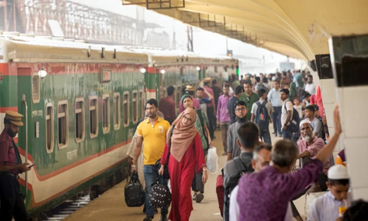 ঈদুল আযহার ট্রেনযাত্রায় প্রথম দিনে টিকিটবিহীন যাত্রীদের জরিমানা