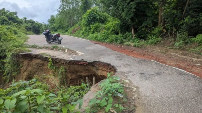 বান্দরবানে ভাঙনের কারণে সদর-সুয়ালক-লামা বাইপাস সড়কে যান চলাচল বন্ধ