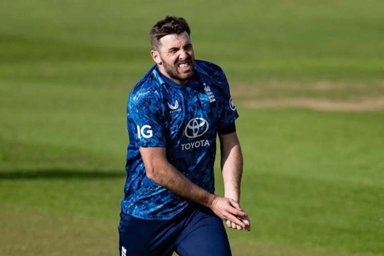 ওয়েস্ট ইন্ডিজ সিরিজ শেষ ওভারটনের