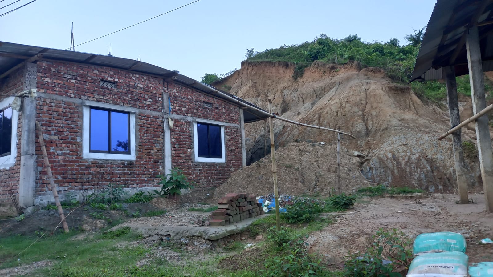 সিলেটে টিলার পাদদেশে ১২ হাজার মানুষের ঝুঁকিপূর্ণ বসবাস