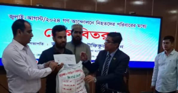 কুষ্টিয়ায় শহীদ পরিবারের মধ্যে সঞ্চয়পত্র ও ঈদসামগ্রী বিতরণ