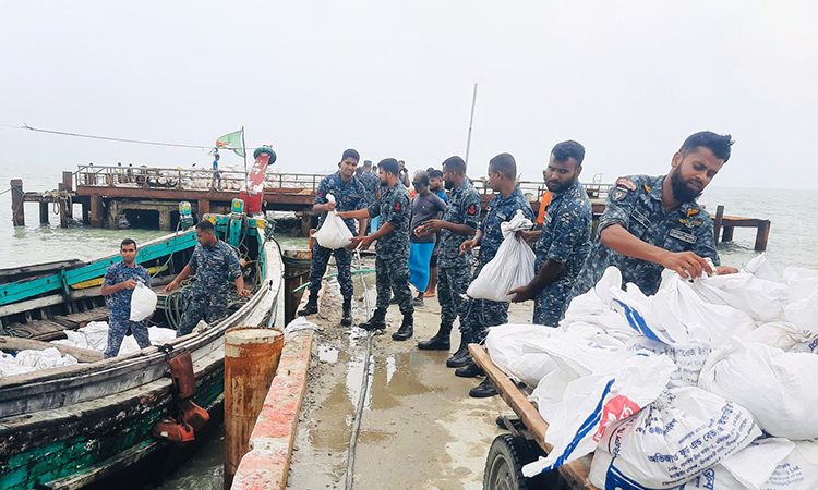 সেন্টমার্টিনে বাংলাদেশ নৌবাহিনীর ত্রাণ ও চিকিৎসা সহায়তা প্রদান