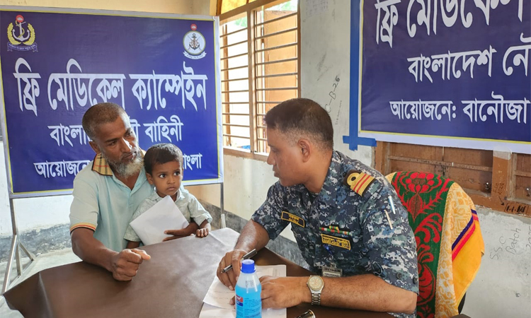 পটুয়াখালীতে নৌবাহিনীর উদ্যোগে ফ্রি মেডিকেল ক্যাম্প