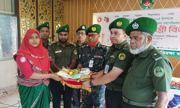 কুমিল্লায় আনসার ও ভিডিপি সদস্যদের মাঝে ঈদ উপহার বিতরণ