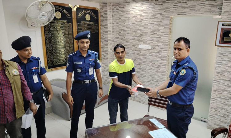 পটুয়াখালীতে এক মাসে ৭০ মোবাইল উদ্ধার করল পুলিশের সাইবার সেল