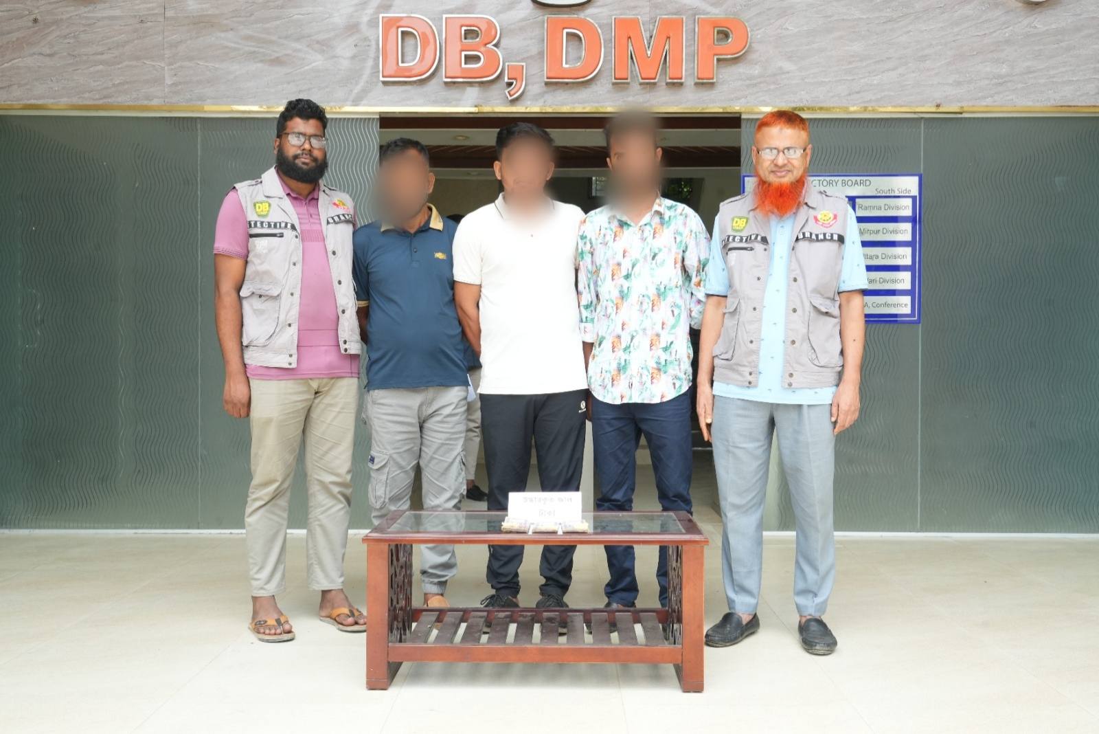 রাজধানীতে এক লাখ টাকার জাল নোটসহ তিনজনকে গ্রেফতার করেছে ডিবি