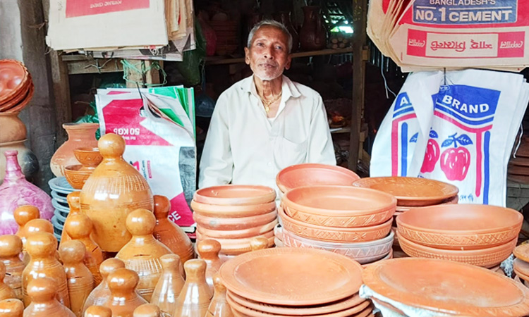 চাঁদপুরের শাহরাস্তিতে বিলুপ্তপ্রায় মৃৎশিল্প, প্রাচীন ঐতিহ্যে ধরে আছেন কয়েকজন
