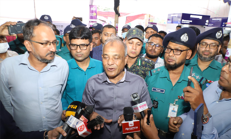 পশু কোন হাটে যাবে তা ট্রাকের সামনে লেখা থাকতে হবে : স্বরাষ্ট্র উপদেষ্টা 