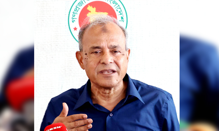 ট্রেনের ছাদে উঠে কেউ ভ্রমণ করতে পারবে না: স্বরাষ্ট্র উপদেষ্টা 