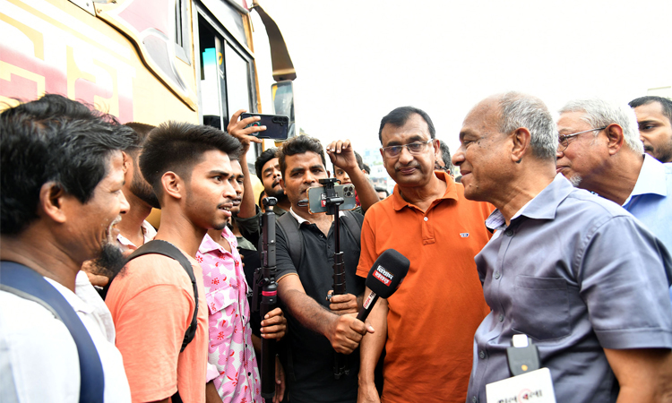 ঈদযাত্রায় সড়কপথে বাড়তি নিরাপত্তা নেয়া হয়েছে : স্বরাষ্ট্র উপদেষ্টা 