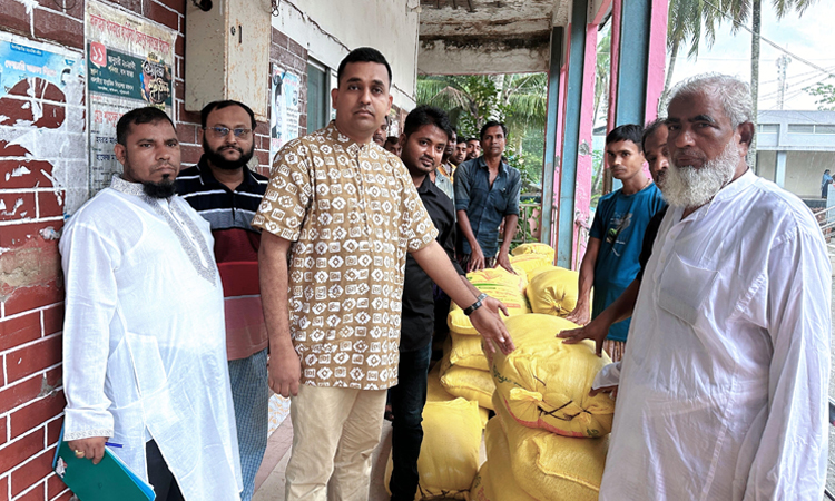 পটুয়াখালীতে চামড়া শিল্পের সাথে সম্পৃক্তদের মধ্যে লবণ বিতরণ