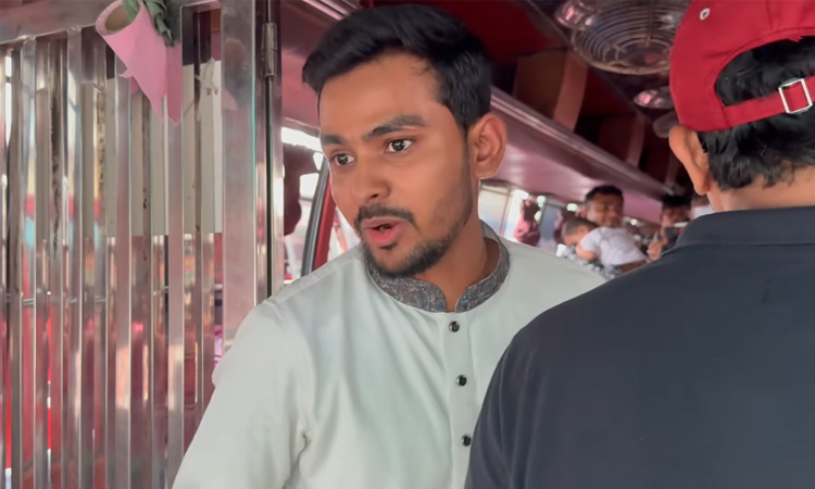 যাত্রীদের ঈদ যাত্রার খোঁজ নিতে স্থানীয় সরকার উপদেষ্টার বাস টার্মিনাল পরিদর্শন