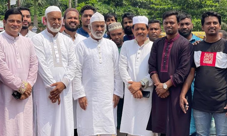জুলাই-আগস্টের শহিদদের স্মরণে পশু কুরবানি দিলেন ড. মঈন খান
