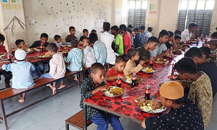 শিশু নগরীর ১৬০ জন এতিম শিশুর অন্যরকম ঈদ উদ্‌যাপন 
