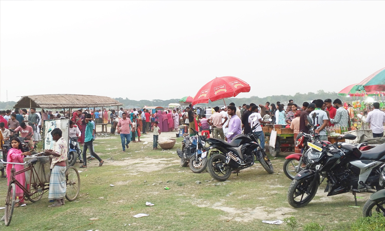 ঈদ আনন্দে যমুনা সেতুর পূর্বপাড়ে দর্শনার্থীদের উপচে পড়া ভিড়