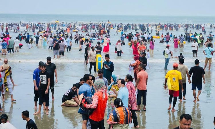 কক্সবাজার সৈকতে পর্যটকদের উপচে পড়া ভিড়