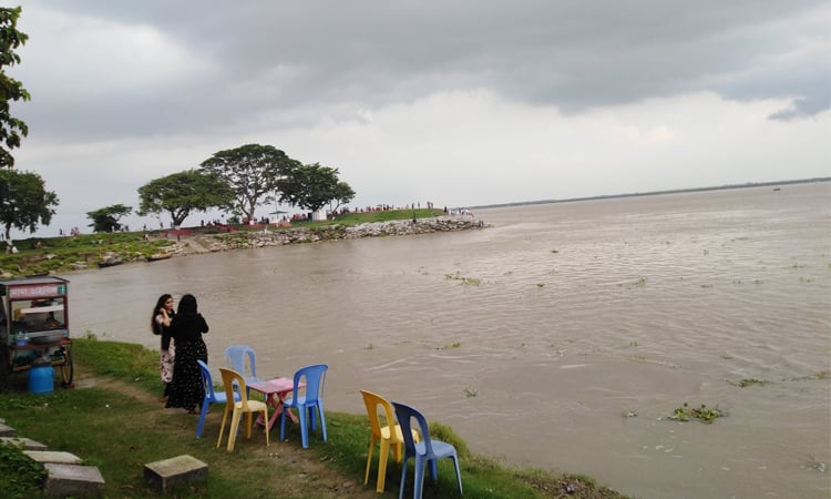 প্রধান নদ-নদীর পানি সমতল বিপৎসীমার নিচ দিয়ে প্রবাহিত হচ্ছে