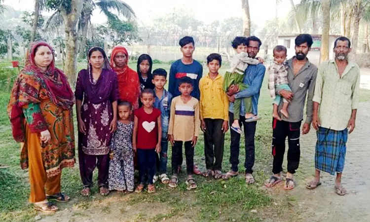 বিরামপুর সীমান্তে ১৫ জনকে জোরপূর্বক পুশইন বিএসএফ’র