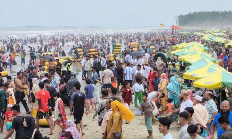 সাতদিনে কক্সবাজারে ভ্রমণ করেছেন ৮ লাখের বেশি মানুষ