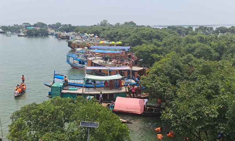 পর্যটকদের কাছে টানছে সুনামগঞ্জের টাঙ্গুয়ার হাওর