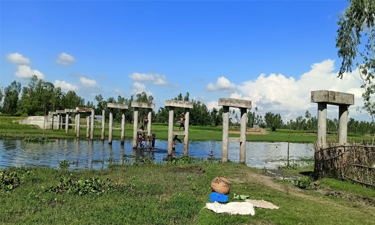 কাউনিয়ায় অর্থাভাবে সেতুর নির্মাণ কাজ বন্ধ : দুর্ভোগে পাঁচ গ্রামের মানুষ
