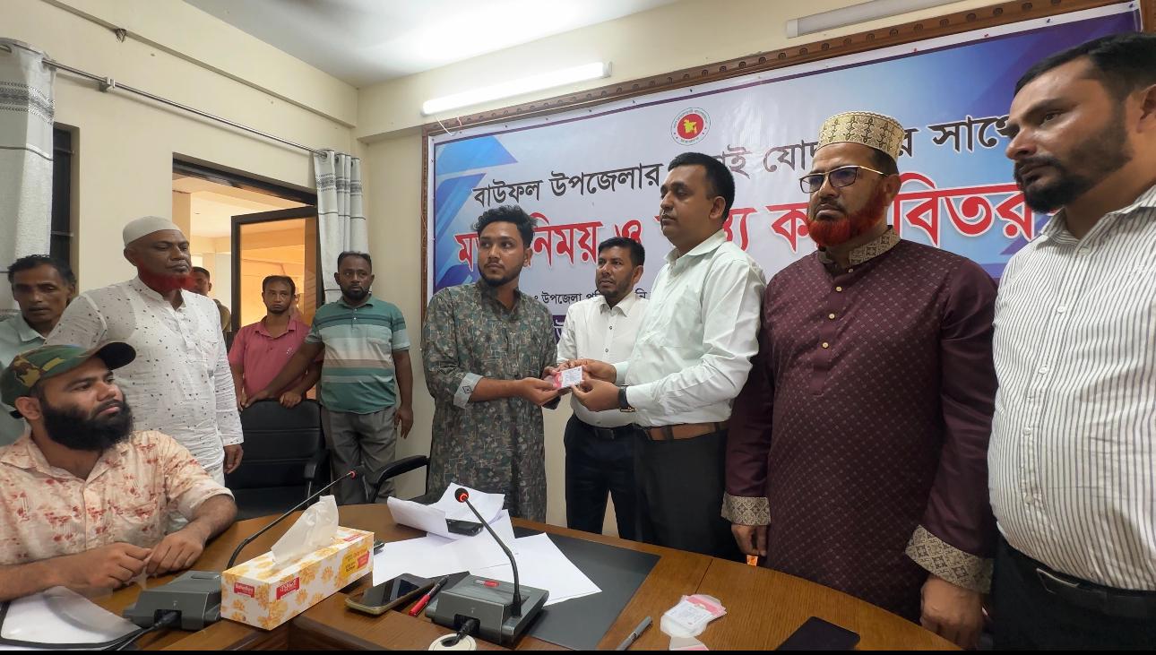 পটুয়াখালীতে গণঅভ্যুত্থানে আহতদের মধ্যে স্বাস্থ্যকার্ড বিতরণ
