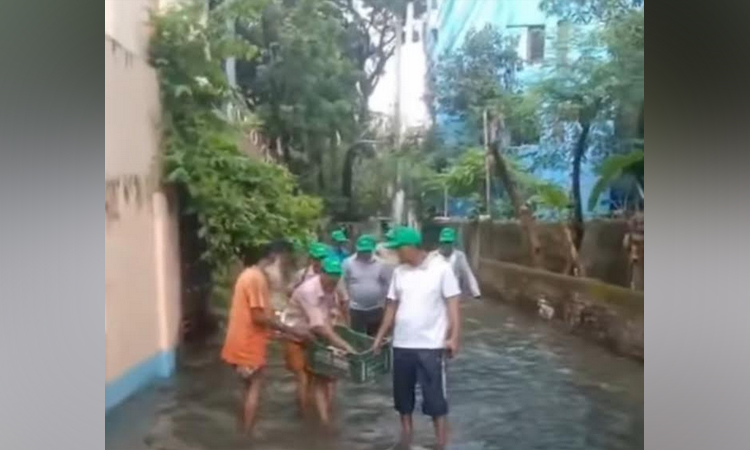 খুলনায় পানিবন্দী মানুষের পাশে জাতীয়তাবাদী কৃষক দল