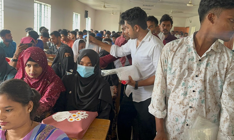 করোনার নতুন প্রকোপে শিক্ষার্থীদের সচেতনতায় ছাত্রদলের মাস্ক বিতরণ