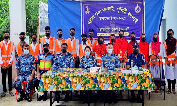 কোস্ট গার্ডের মেডিকেল ক্যাম্প : ২ শতাধিক অসহায় মানুষ পেল সেবা ও ঔষধ